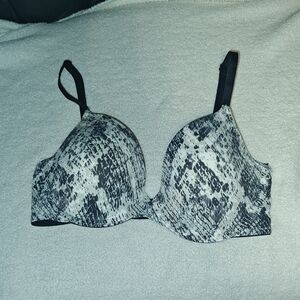 32D PINK Victoria's Secret snakeskin Bra